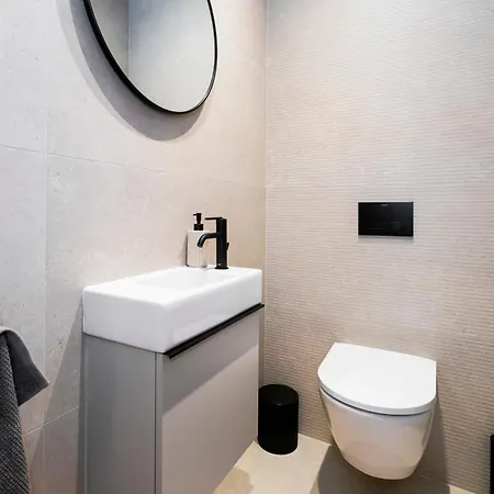 Airy 2-br W/ Open Layout & Modern Design * Split