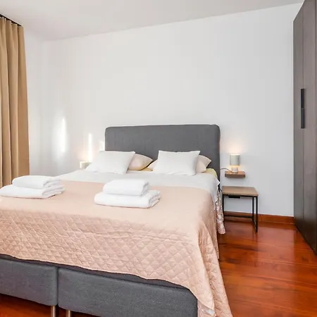 Airy 2-br W/ Open Layout & Modern Design Daire *