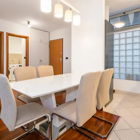 Airy 2-br W/ Open Layout & Modern Design * Split