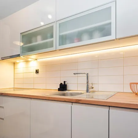 Airy 2-br W/ Open Layout & Modern Design *