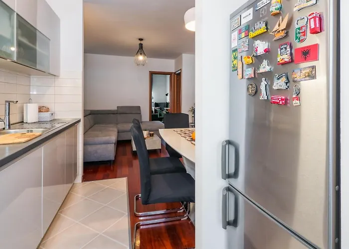 Airy 2-br Apt W/ Open Layout & Modern Design