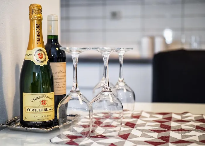 Airy 2-br Apt W/ Open Layout & Modern Design Apartman Split