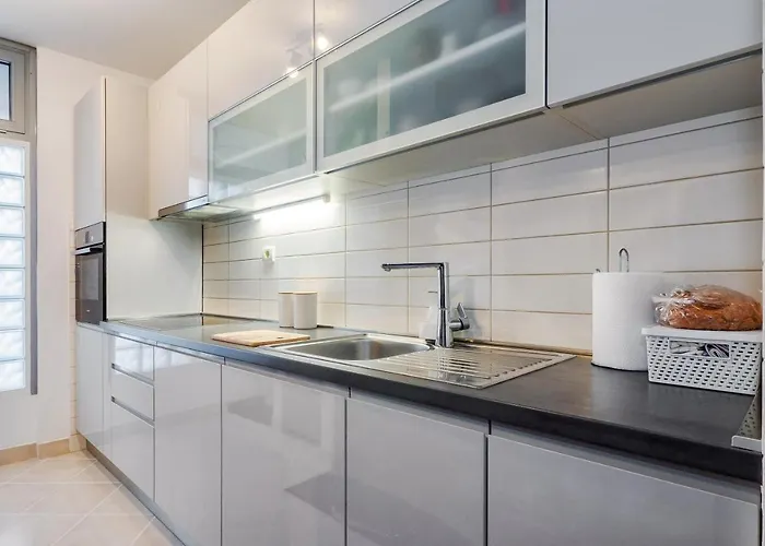 Apartman Airy 2-br Apt W/ Open Layout & Modern Design *