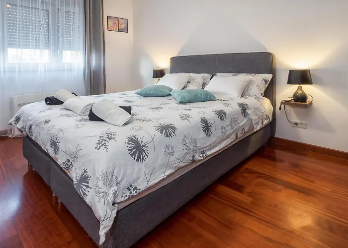 Airy 2-br Apt W/ Open Layout & Modern Design Split