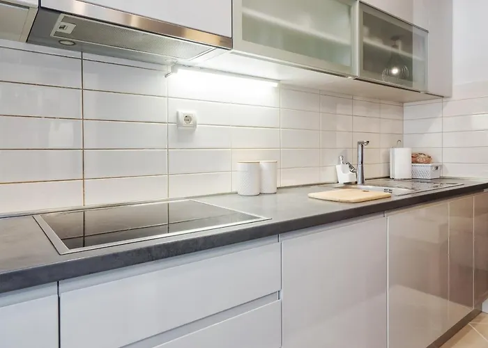 Airy 2-br Apt W/ Open Layout & Modern Design Apartman