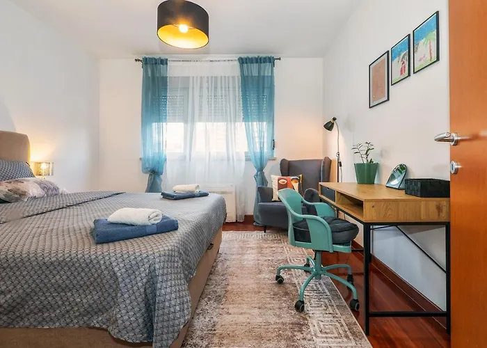 Airy 2-br Apt W/ Open Layout & Modern Design