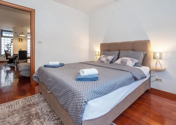 Airy 2-br Apt W/ Open Layout & Modern Design