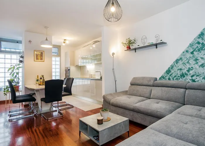 Airy 2-br Apt W/ Open Layout & Modern Design Apartman