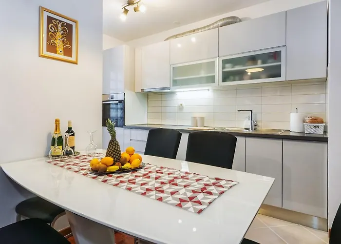 Apartman Airy 2-br Apt W/ Open Layout & Modern Design