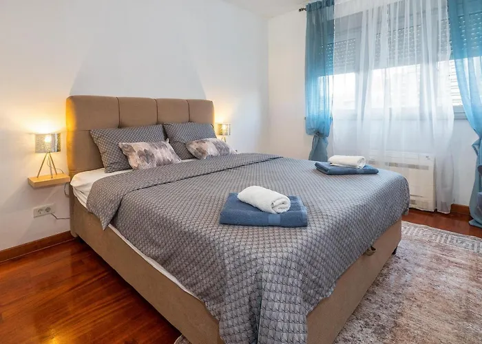 Airy 2-br Apt W/ Open Layout & Modern Design * Split