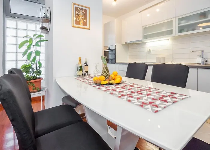 Airy 2-br Apt W/ Open Layout & Modern Design