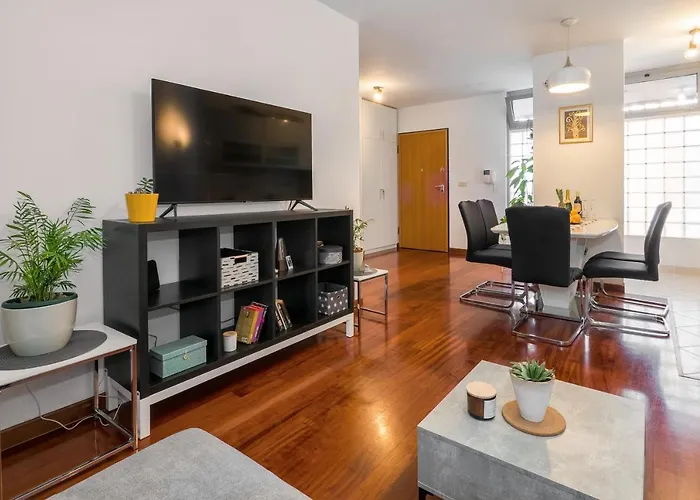 Airy 2-br Apt W/ Open Layout & Modern Design Apartman Split