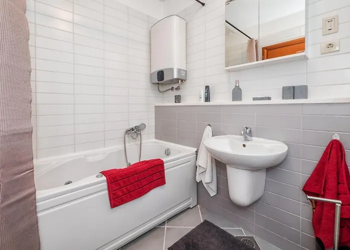 Airy 2-br Apt W/ Open Layout & Modern Design