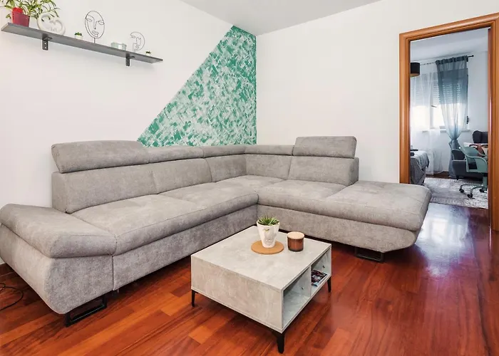 Airy 2-br Apt W/ Open Layout & Modern Design Apartman Split