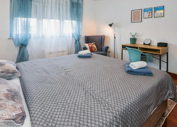 Airy 2-br Apt W/ Open Layout & Modern Design *