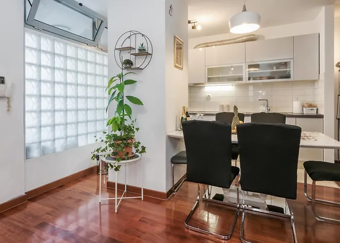 Airy 2-br Apt W/ Open Layout & Modern Design