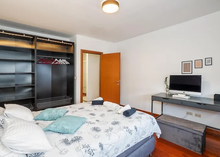 Airy 2-br Apt W/ Open Layout & Modern Design *