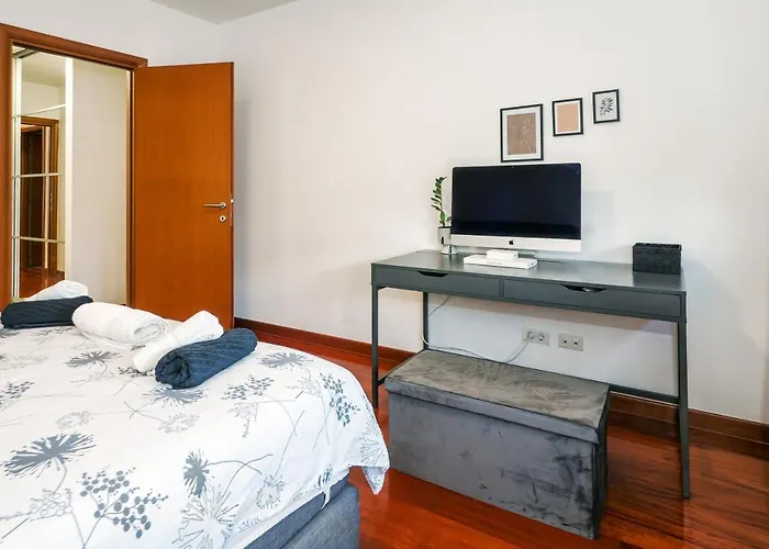 Apartman Airy 2-br Apt W/ Open Layout & Modern Design *
