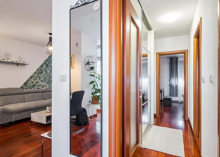 Airy 2-br Apt W/ Open Layout & Modern Design Apartman