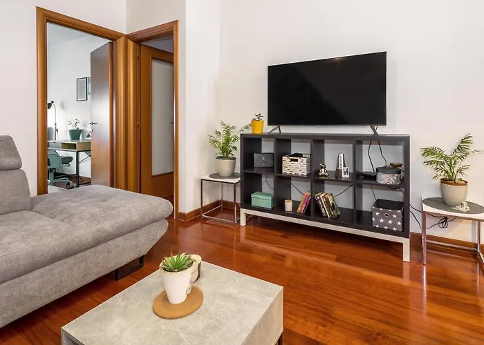 Airy 2-br Apt W/ Open Layout & Modern Design Apartman *