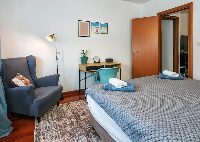 Airy 2-br Apt W/ Open Layout & Modern Design Apartman Split