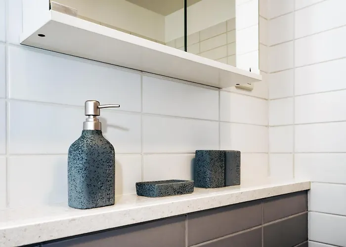 Airy 2-br Apt W/ Open Layout & Modern Design Apartman *