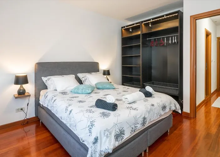 Airy 2-br Apt W/ Open Layout & Modern Design Split