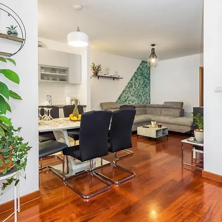 Airy 2-br Apt W/ Open Layout & Modern Design Apartment Split