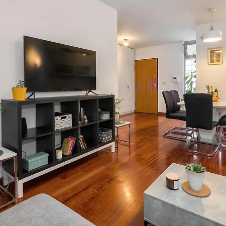 Airy 2-br Apt W/ Open Layout & Modern Design Apartment Split