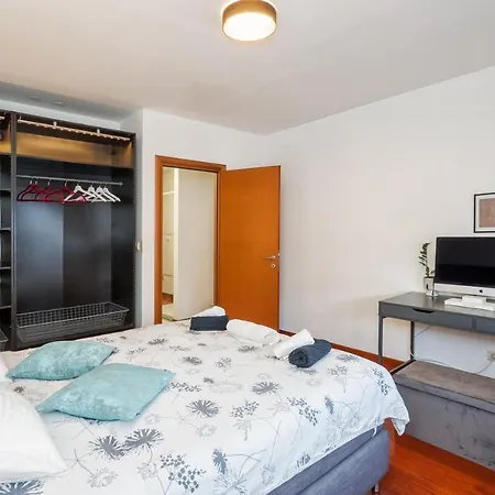 Airy 2-br Apt W/ Open Layout & Modern Design *