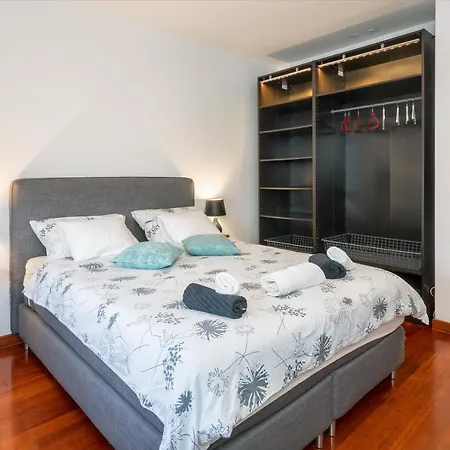 Airy 2-br Apt W/ Open Layout & Modern Design Split